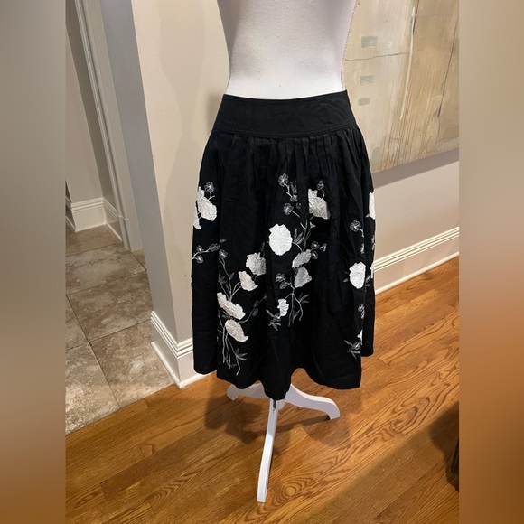 Carol Little embroidered black skirt, size 6 side zip excellent condition - Picture 8 of 11